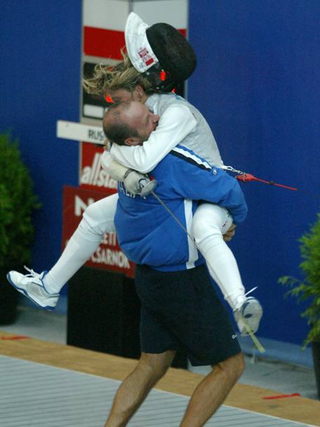 Ct Andrea Magro esulta con Margherita Granbassi per la vittoria al Campionato europeo in Ungheria nel 2005 (Afp)